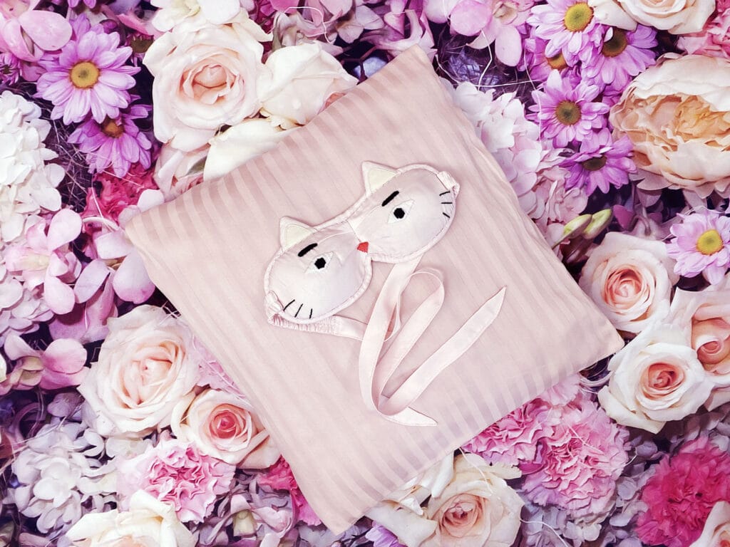 Contoured sleep masks silk