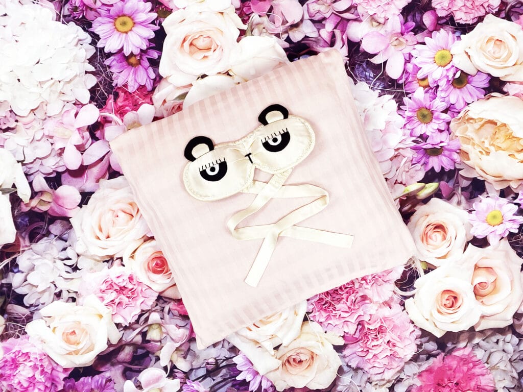 Contoured sleep masks silk