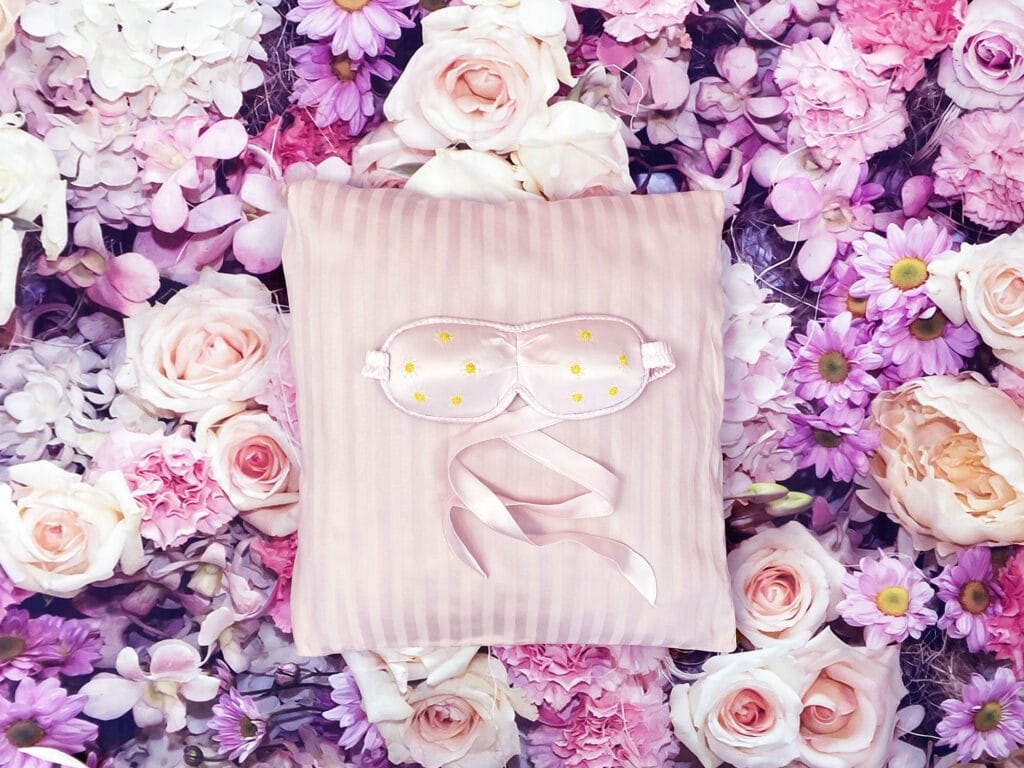 Contoured sleep masks silk