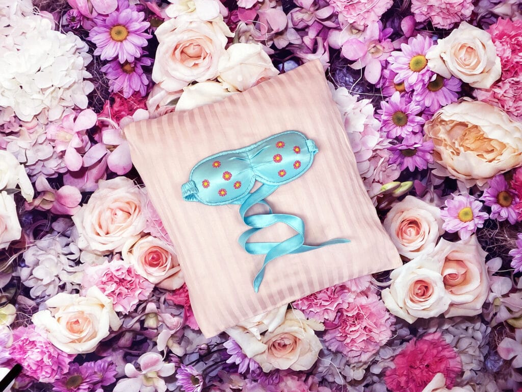 Contoured sleep masks silk