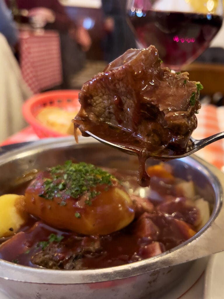 Boeuf Bourguignon bei Les Marches – Gemütliches Bistro in Paris