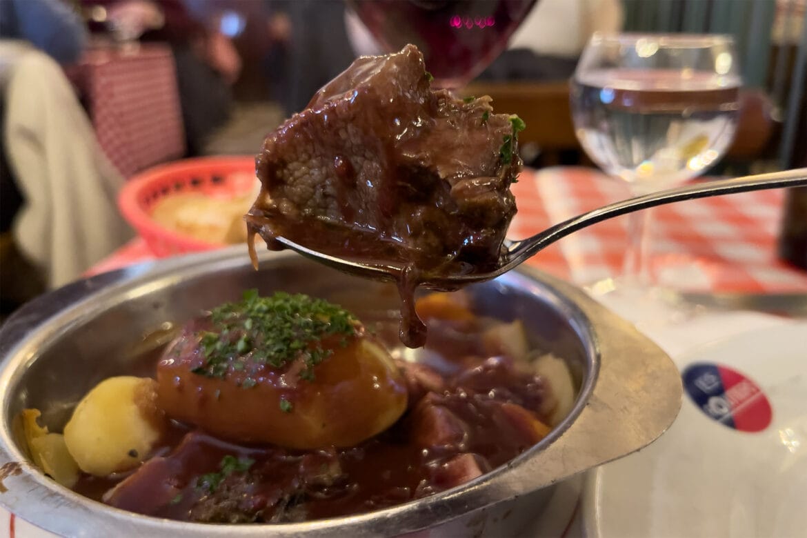 Boeuf Bourguignon bei Les Marches – Gemütliches Bistro in Paris