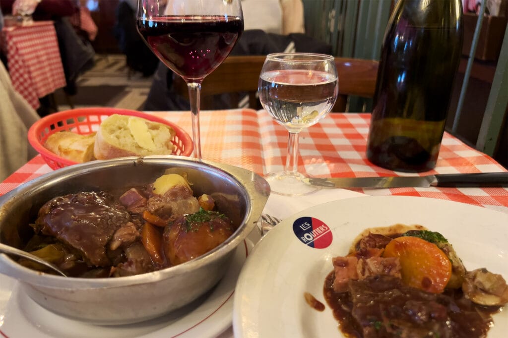 Boeuf Bourguignon bei Les Marches – Gemütliches Bistro in Paris