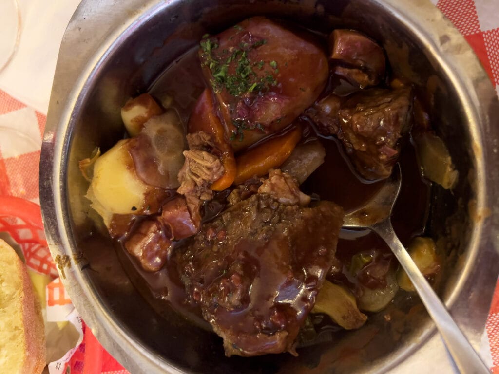 Boeuf Bourguignon bei Les Marches – Gemütliches Bistro in Paris