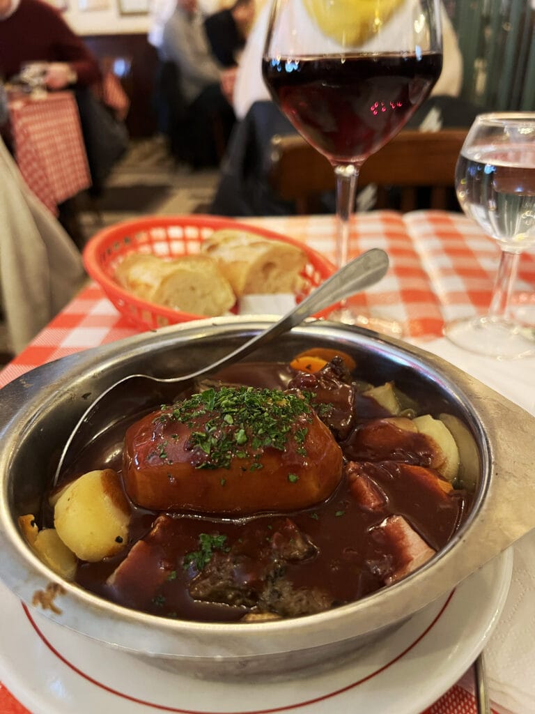 Boeuf Bourguignon bei Les Marches – Gemütliches Bistro in Paris