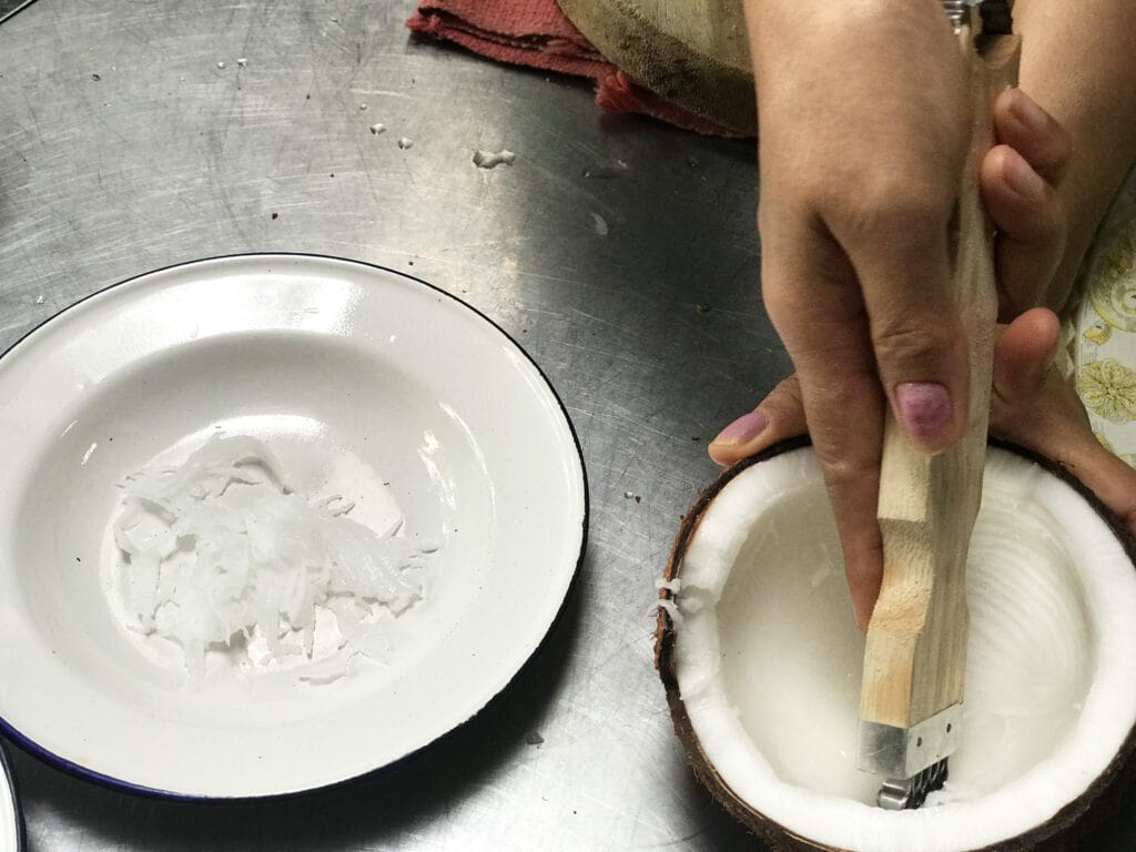 Wie man eine Kokosnuss aufknackt