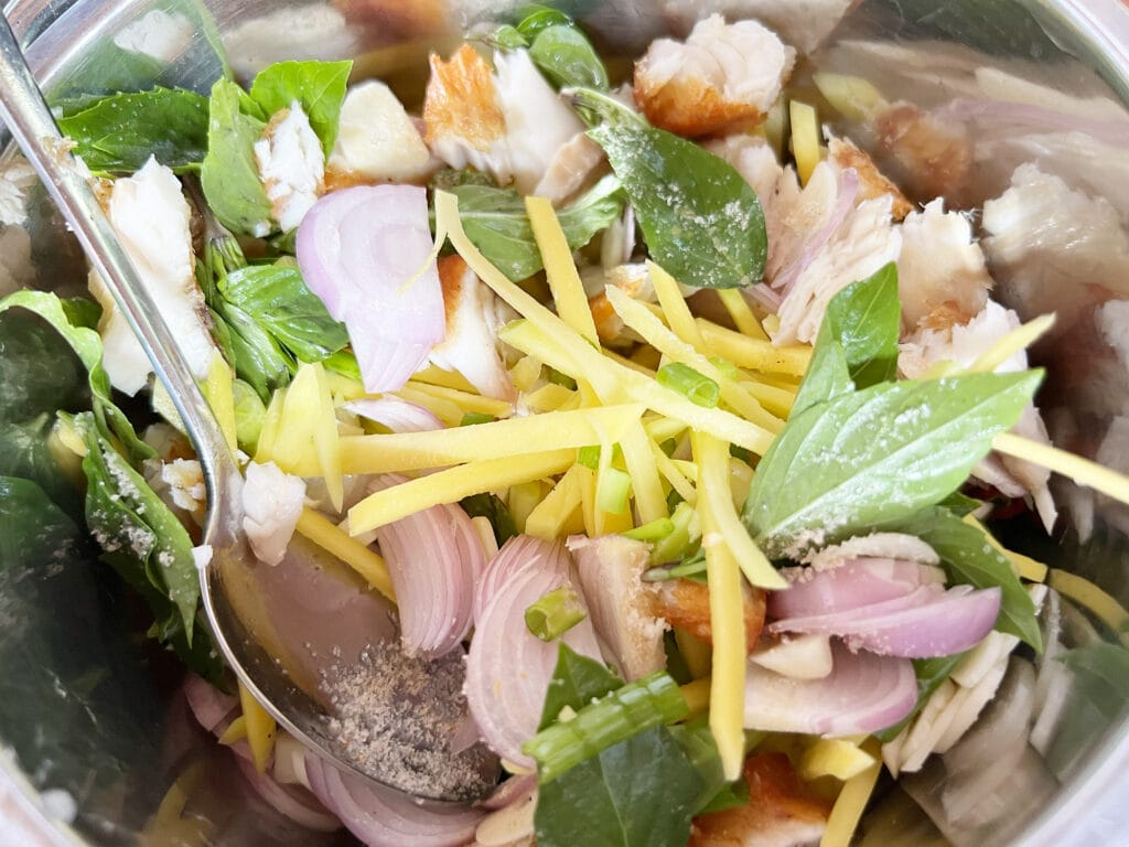 Rezept: Kambodschanischer Mangosalat mit Gebratenem Fisch