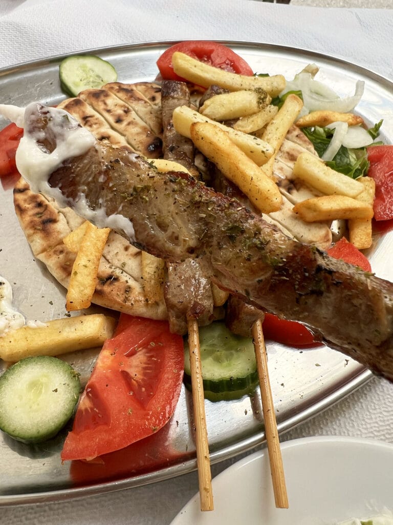 Athen: Aspro Alogo – Unglaubliches Schweine-Souvlaki