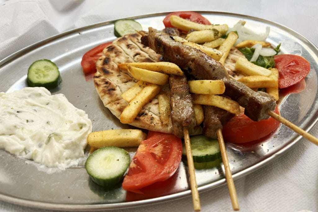 Athen: Aspro Alogo – Wunderbares Schweine-Souvlaki