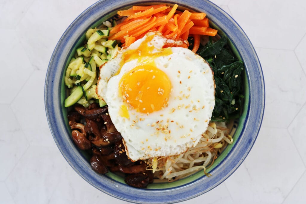 Rezept: Bibimbap mit Gemüse, Pilzen und Spiegelei