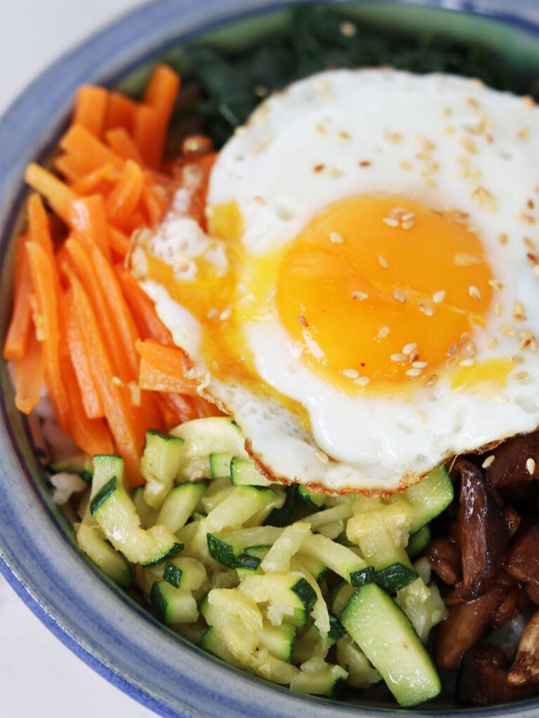 Rezept: Bibimbap mit Gemüse, Pilzen und Spiegelei
