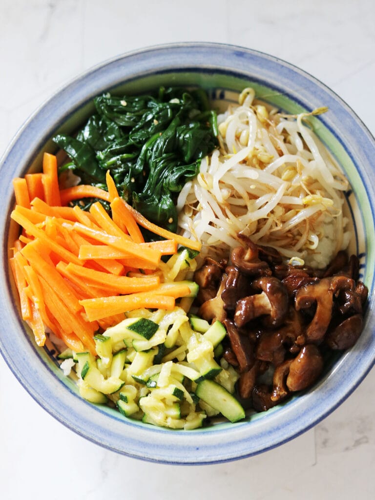 Rezept: Bibimbap mit Gemüse, Pilzen und Spiegelei