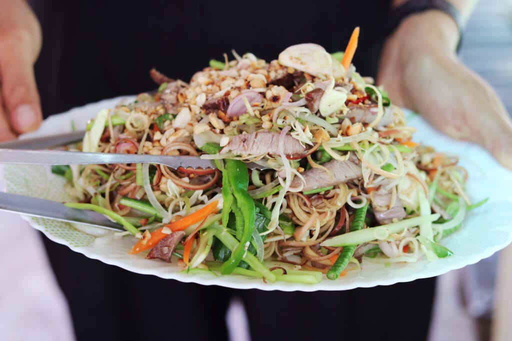 Rezept: Kambodschanischer Rindfleischsalat mit Bananenblume