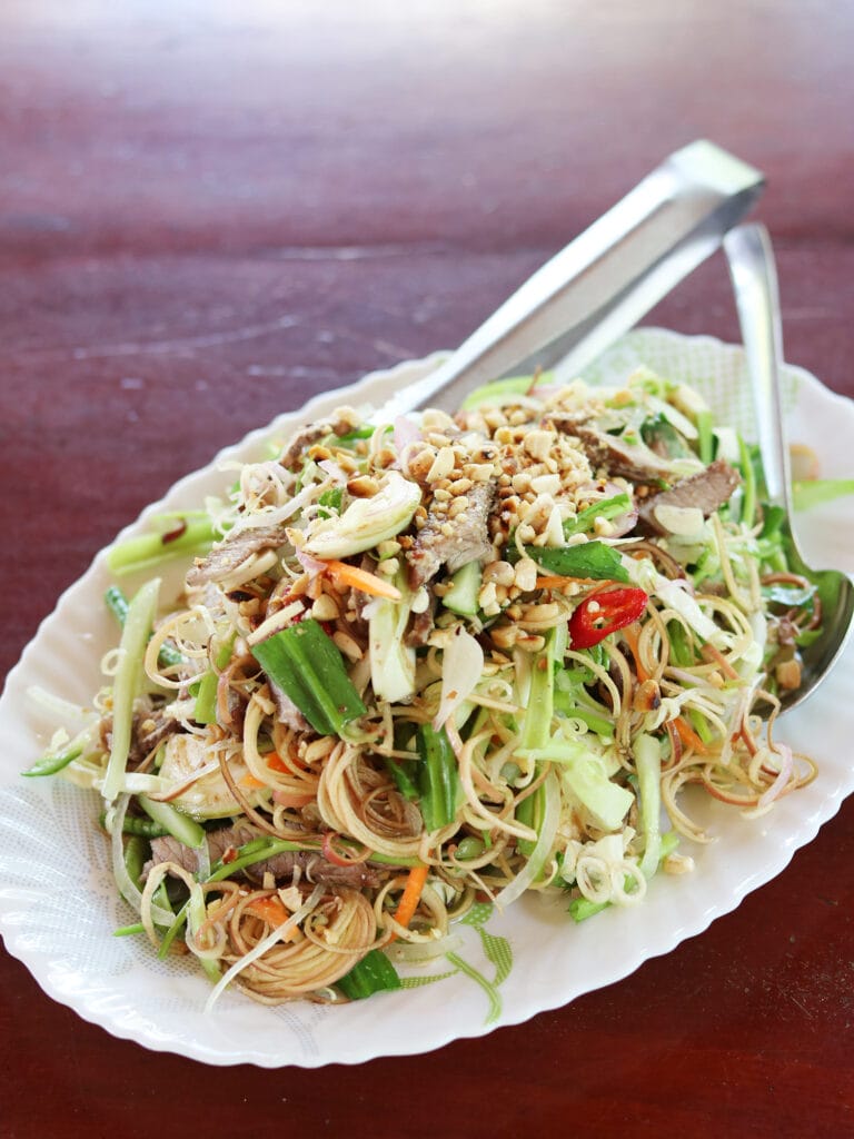 Rezept: Kambodschanischer Rindfleischsalat mit Bananenblume