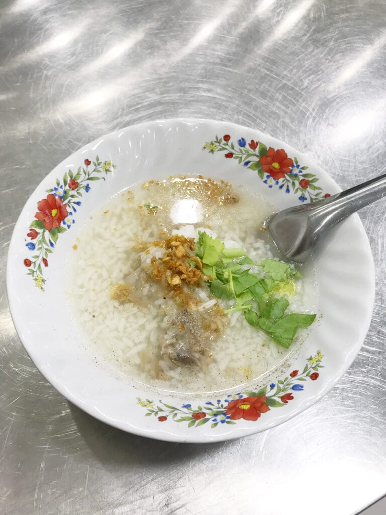 Bangkok: Khao Tom (Reissuppe) bei Lao Tee