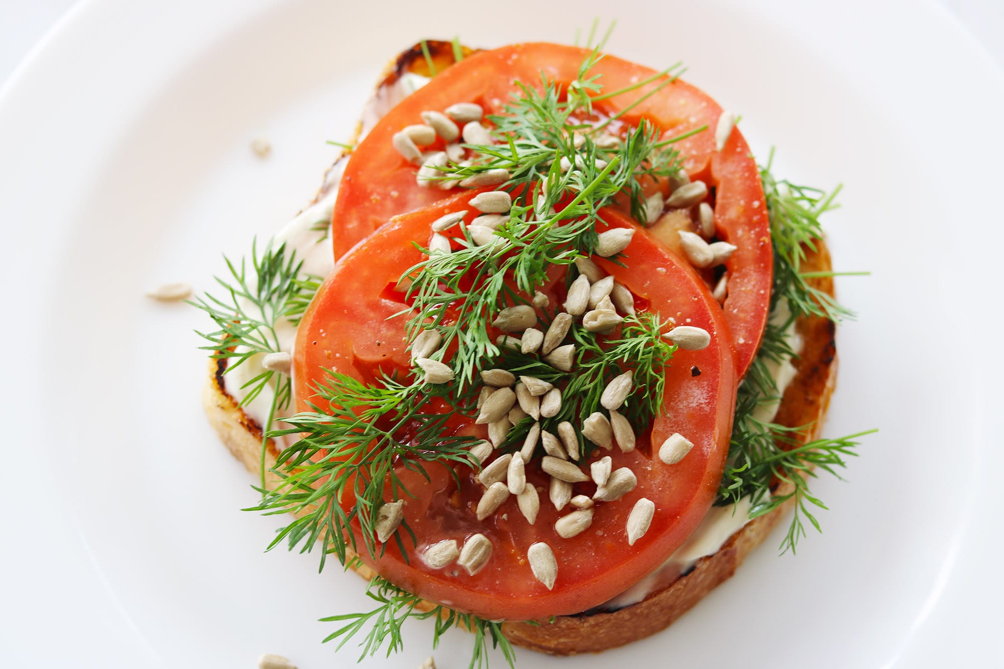 Tomatenbrot mit Mayonnaise und Dill