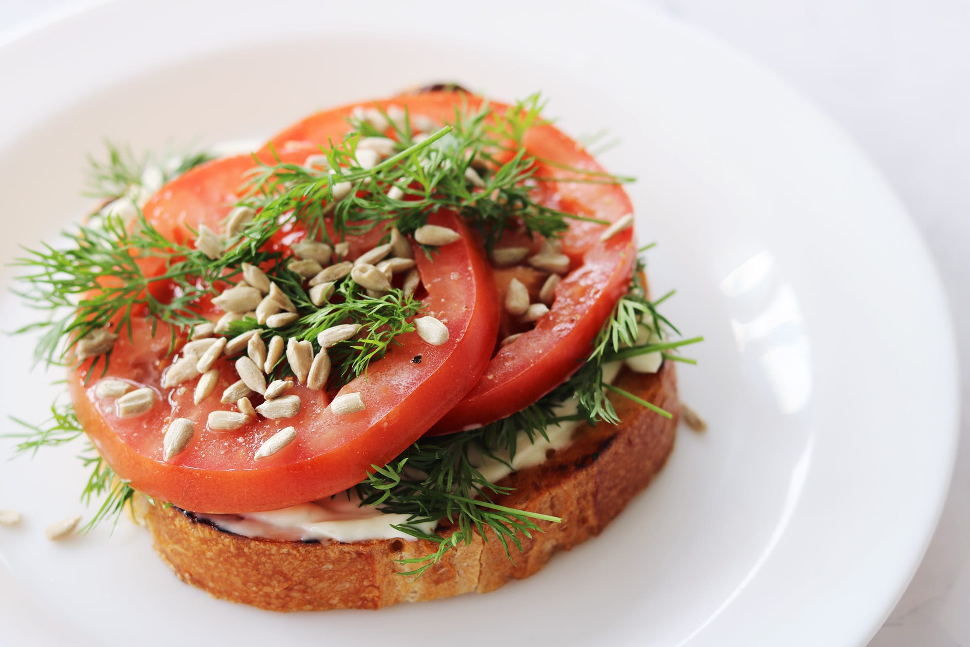 Tomatenbrot mit Mayonnaise und Dill