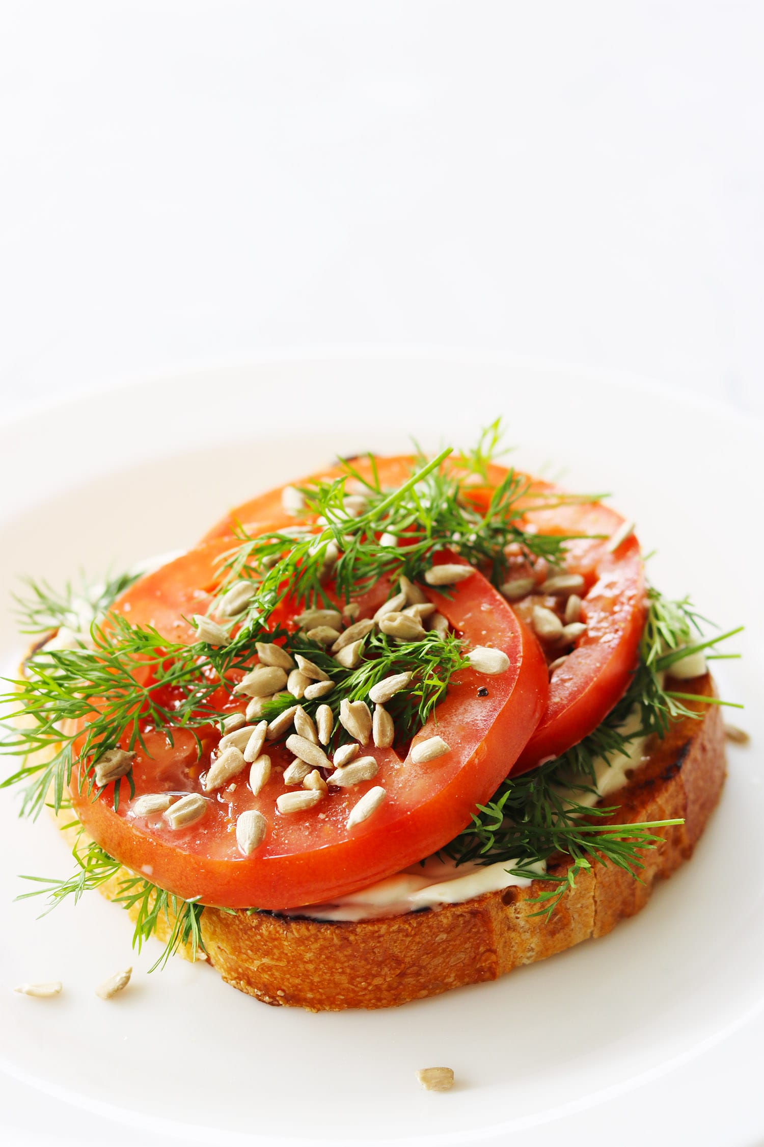 Tomatenbrot mit Mayonnaise und Dill