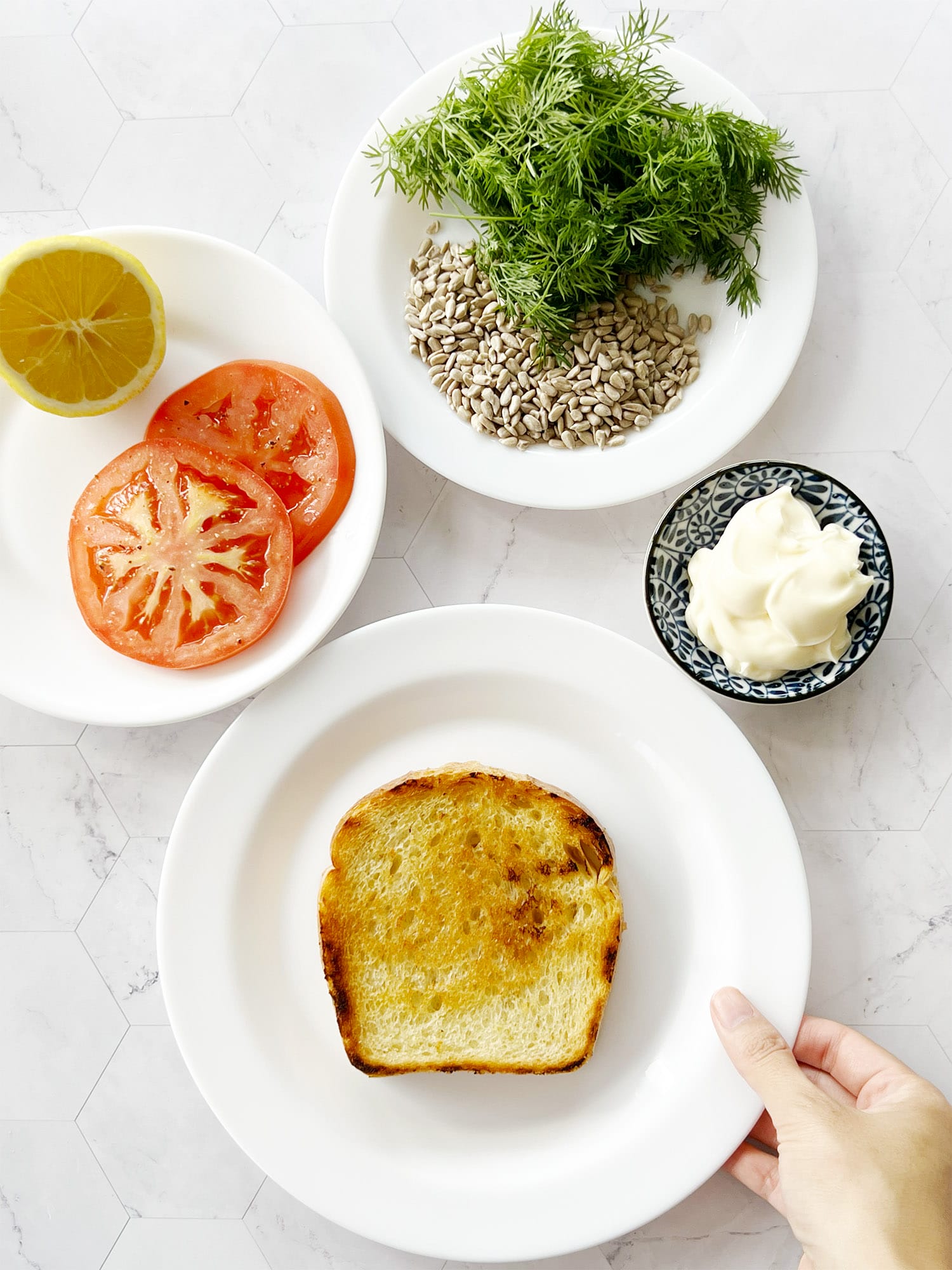 Tomatenbrot mit Mayonnaise und Dill