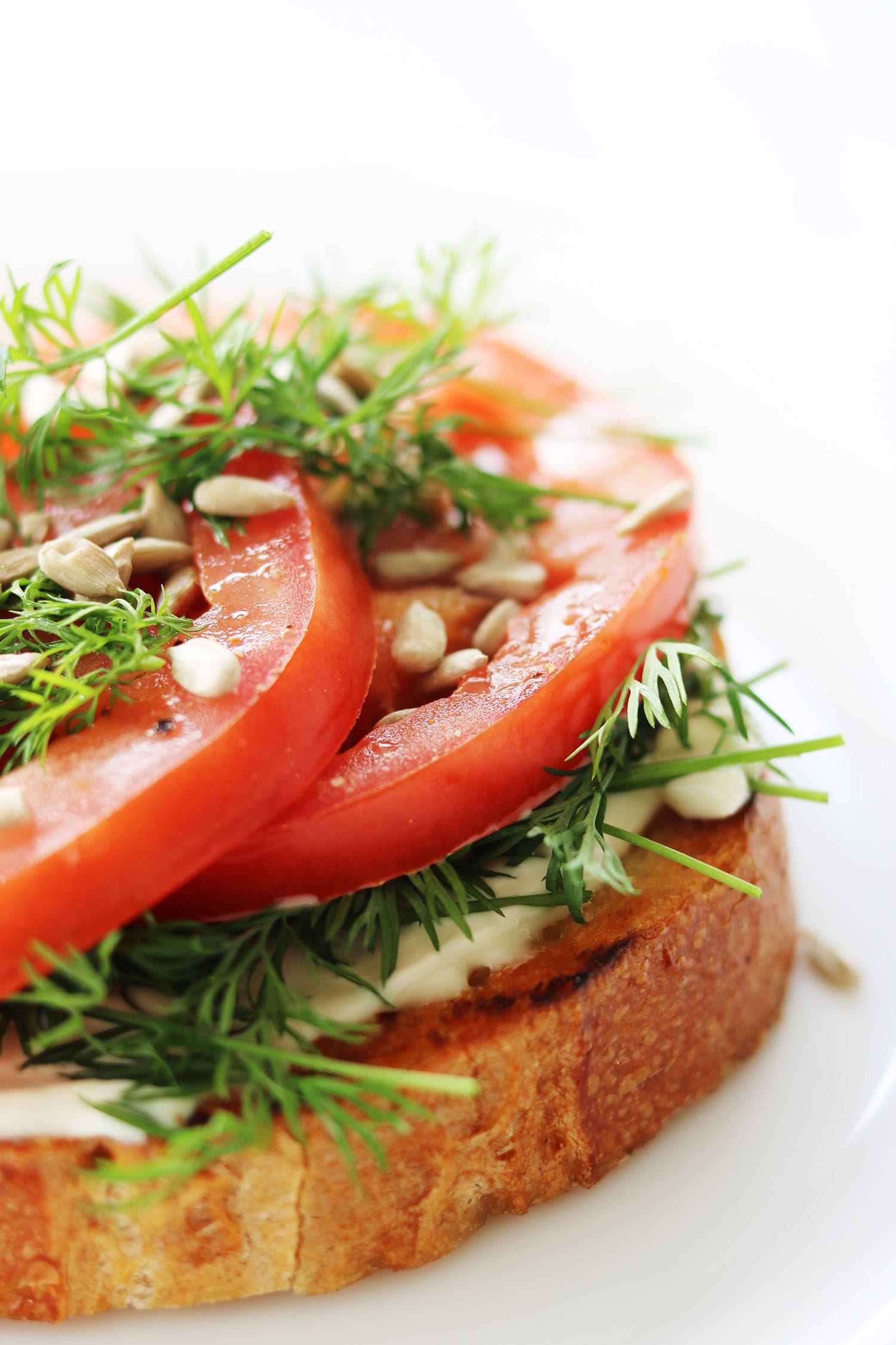 Tomatenbrot mit Mayonnaise und Dill