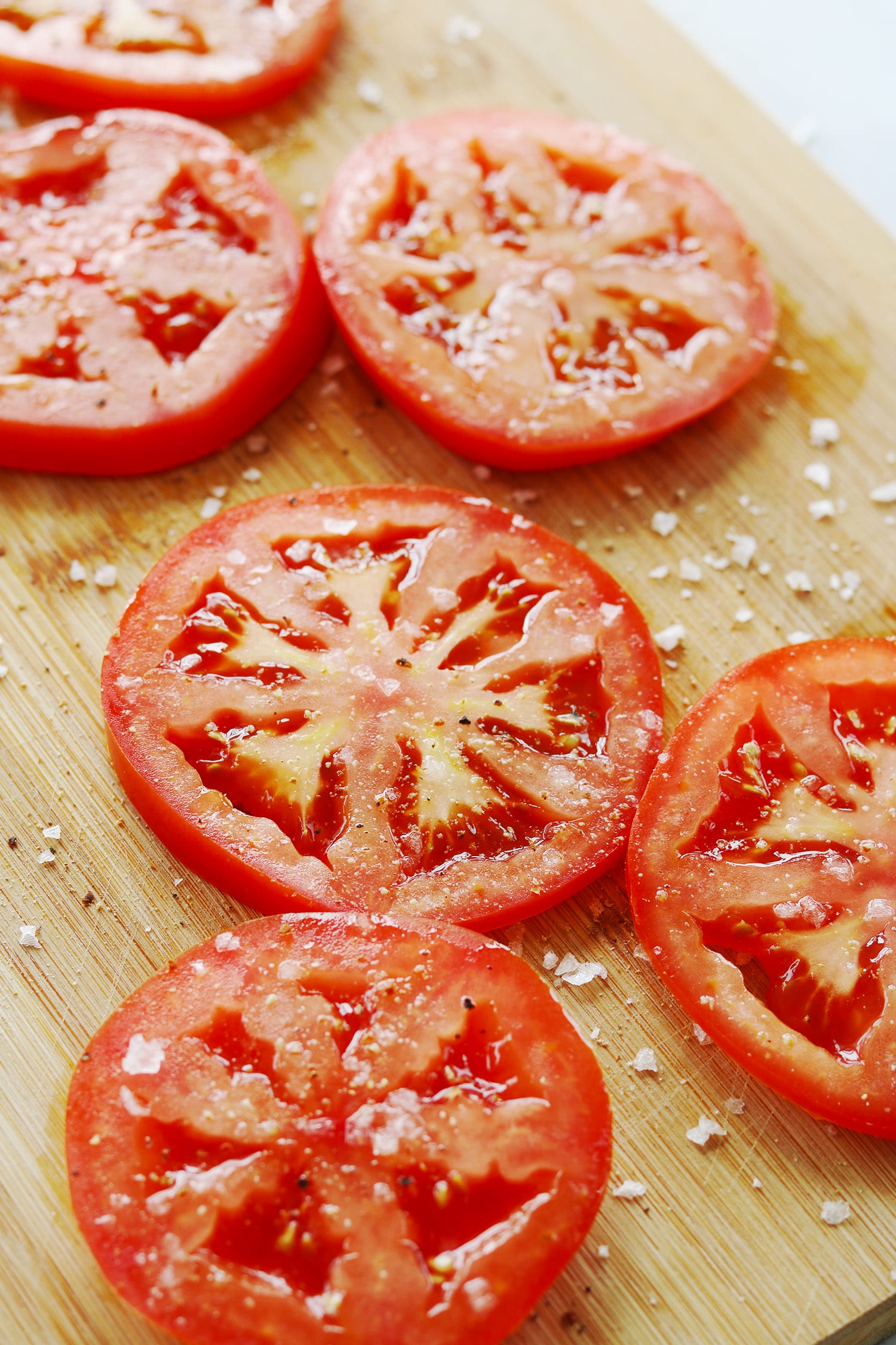 Tomatenbrot mit Mayonnaise und Dill