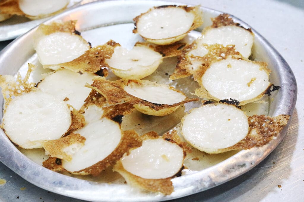 Street Food in Thailand: Khanom Krok – Kleine Kokospfannkuchen