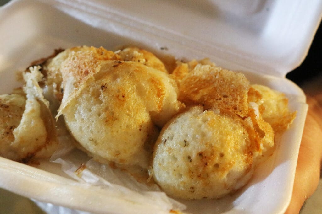 Street Food in Thailand: Khanom Krok – Kleine Kokospfannkuchen