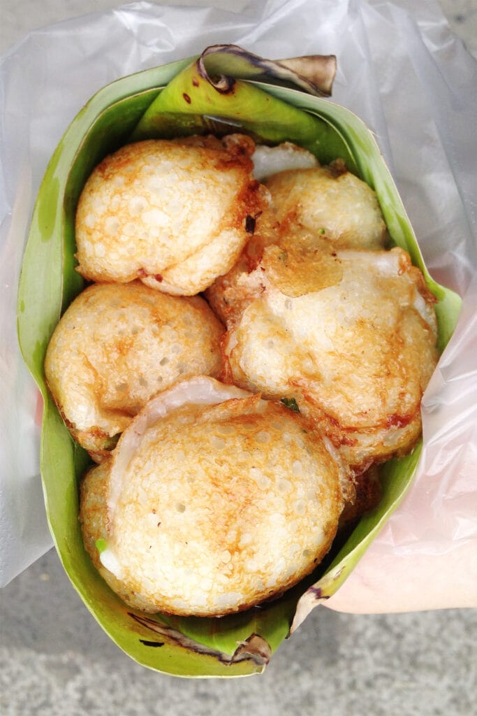 Street Food in Thailand: Khanom Krok – Kleine Kokospfannkuchen