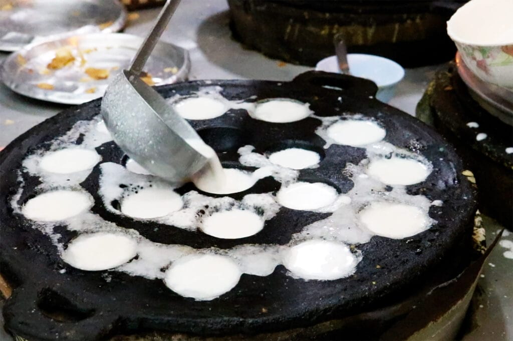 Street Food in Thailand: Khanom Krok – Kleine Kokospfannkuchen