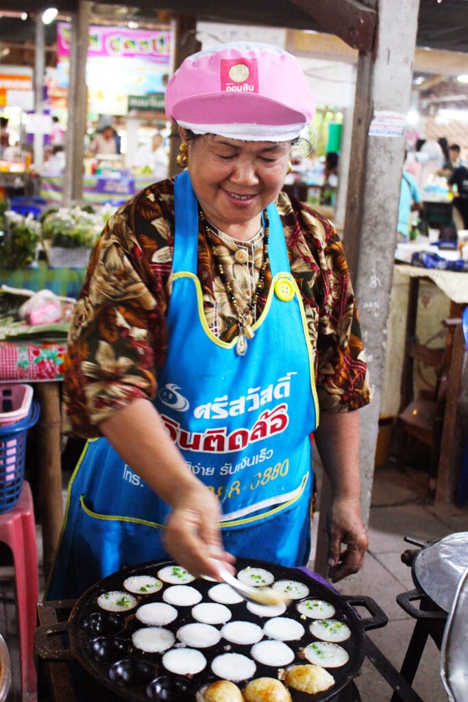 Street Food in Thailand: Khanom Krok – Kleine Kokospfannkuchen