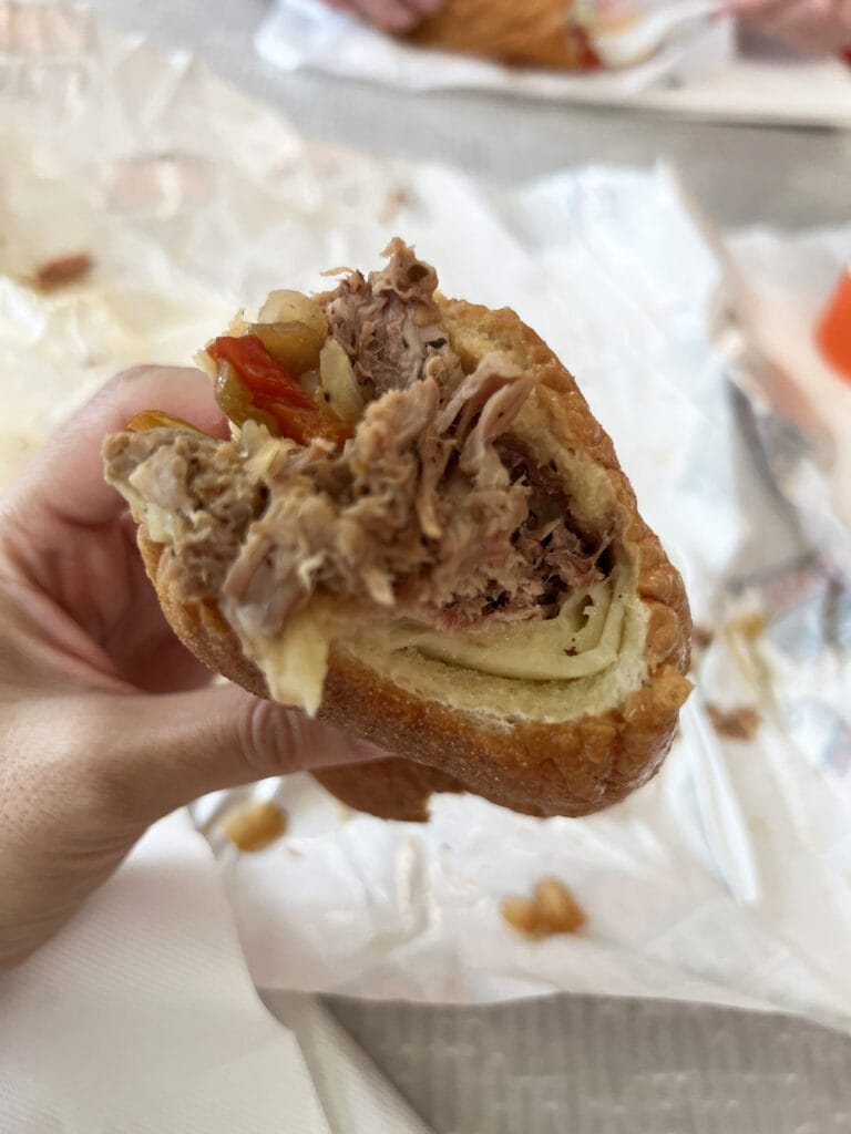 Philadelphia: Roast Pork Sandwich bei Geno’s Steaks am Flughafen