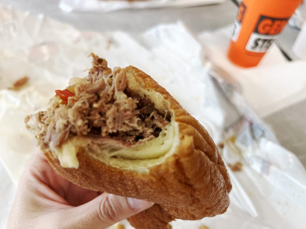 Philadelphia: Roast Pork Sandwich bei Geno’s Steaks am Flughafen